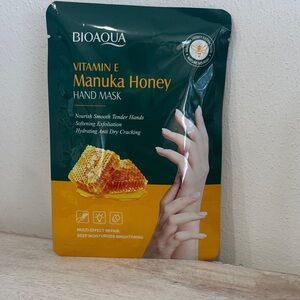 Bioaqua Vitamin E Manuka Honey Hand Mask